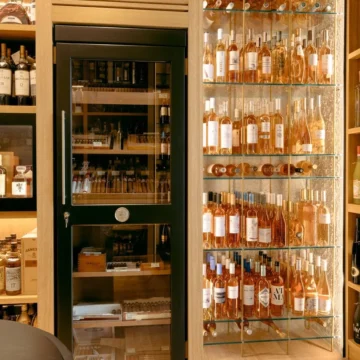 Wall-mounted storage furniture for a beverage cellar