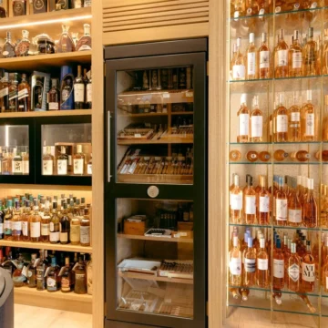 Wall-mounted storage furniture for a beverage cellar