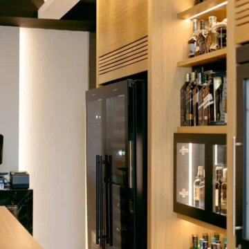 Wall-mounted storage furniture for a beverage cellar